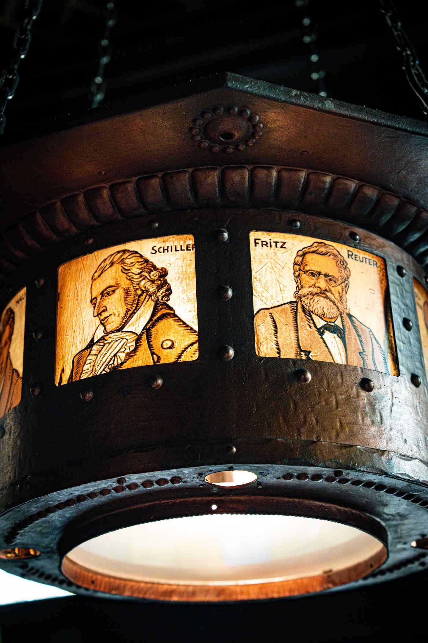 Historische Kupferlampe mit Porträts von Schiller und Fritz Reuter